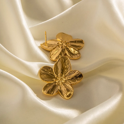 French Vintage Stainless Steel Flower Stud Earrings For Women Gold Plated Brushed Metal Floral Design Elegant Jewelry Accessory