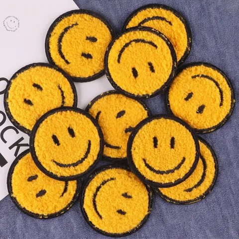 Smiley Gezicht Chenille Geborduurde Patch Rond Geel Handdoek Borduurwerk Opstrijkbare Decal Voor Kleding Tas Hoed DIY Decoratie