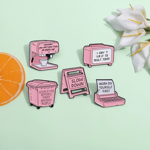 Rosa Emaille Pin Brosche Zinklegierung Kreative Cartoon Kaffeemaschine Schreibmaschine Retro TV Humorvolle Zitate Kawaii