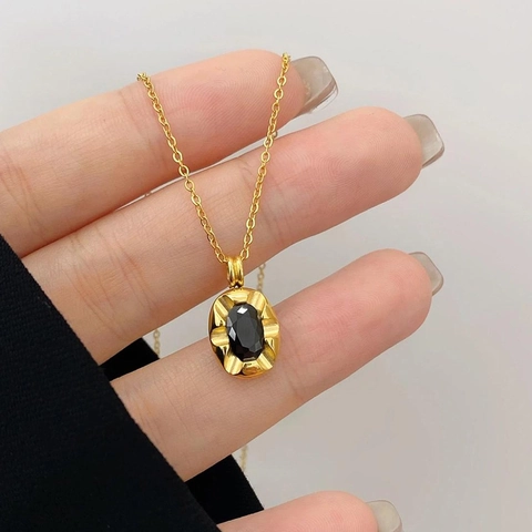 Collana in Acciaio Inossidabile Con Pendente Ovale E Strass Nero Finitura Placcata Oro Per Lo Stile Di Gioielli Di Moda Quotidiana Per Donna