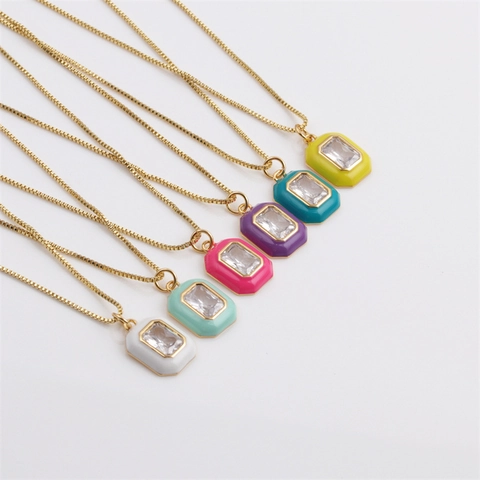 Geometrische Rechthoekige Hanger Ketting Koper Verguld Met Gekleurde Emaille Rand En Zirkoon Kristal Voor Dames Sieraden