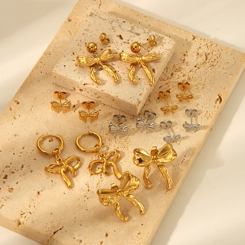 Orecchini A Fiocco Acciaio Inossidabile Placcato Oro PVD Impermeabile Ipoallergenico Dolce Elegante Stile INS Per Donne