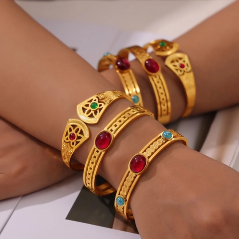 Bracciale Rigido Vintage in Acciaio al Titanio Placcato Oro per Donna Con Intarsio in Pietra Naturale Agata Rossa Turchese Design Geometrico Intagliato