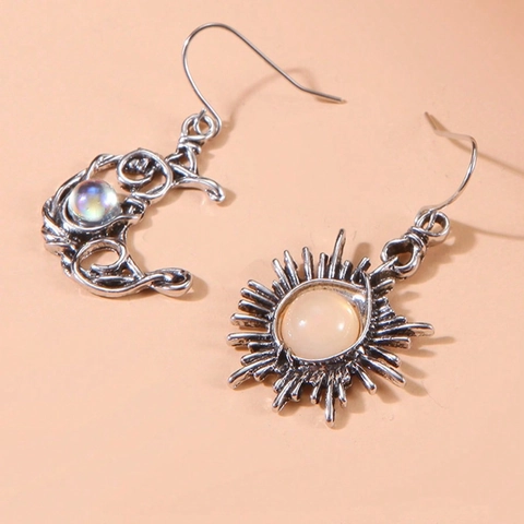 Asymmetrische Sonne Mond Ohrhänger Böhmisch Vintage Legierung Drahtumwickelt Synthetischer Mondstein Mystischer Schmuck Damen