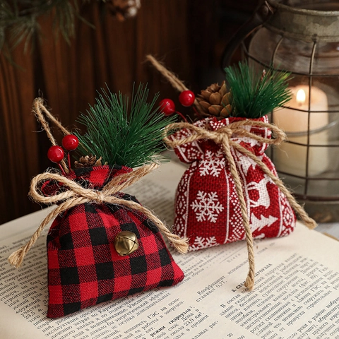 Ornements De Noël À Suspendre Sacs Cadeaux En Jute Mini Pochettes À Cordon Avec Pommes De Pin Baies Cloche En Métal Pour Décoration