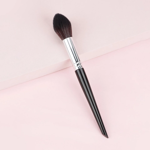 Highlighter Make-Up Kwast Vlamvorm Punt Voor Poeder En Blush Zachte Vezelharen Zilveren Aluminium Huls Zwart