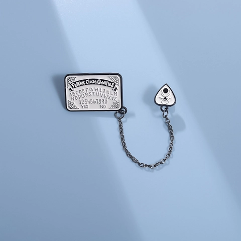 Gothic Ouija Brett Emaille Pin Kette Brosche Mit Planchette Spinne Muster Mysterium Psychic Circle Alphabet Nummer Anstecknadel Halloween Schmuck