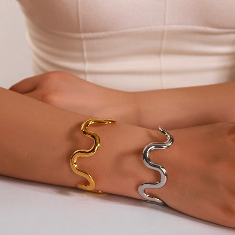 Wellenförmiger Geometrischer Offener Armreif Edelstahl 18K Vergoldet Spiegelpoliert Modeschmuck Für Damen