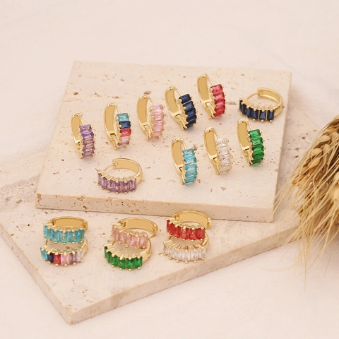 Kupfer Huggie Ohrringe Mit Bunten Baguette Zirkon Vergoldet INS Stil Hoop Schmuck Für Frauen Mode Ohrzubehör