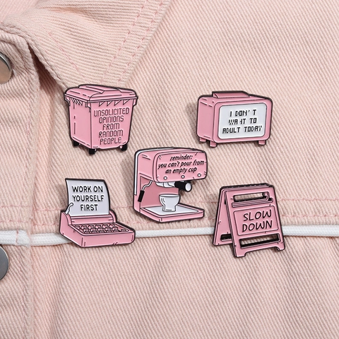 Juego de Pines de Esmalte Creativos Rosas Cafetera de Dibujos Animados Máquina de Escribir Televisión Cita en Inglés Broche de Aleación para Ropa Bolsos