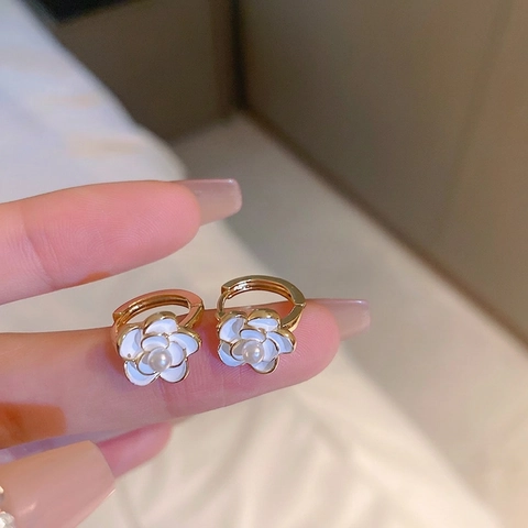 Camelia Bloem Hoop Oorbellen Met Kunstparel Emaille Wit Verguld Legering Franse Elegante Stijl Voor Dames Zilveren Oorsteker