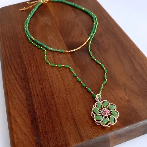 Vintage Doppelreihige Halskette 18 Karat Vergoldetes Kupfer Hohlblumen Anhänger Grüne Glasperlen Simulierte Jade Damen