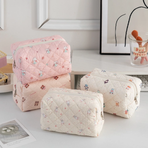 Quilted Makeup Bag Polyester Large Capacity Cute Cartoon Print Travel Cosmetic Organizer Pouch Zipper Closure For Women