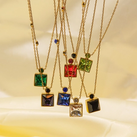 Collier Pendentif Carré Acier Inoxydable Plaqué Or 14K Zircone Cubique Coloré Bijoux Géométriques Élégants Pour Femmes