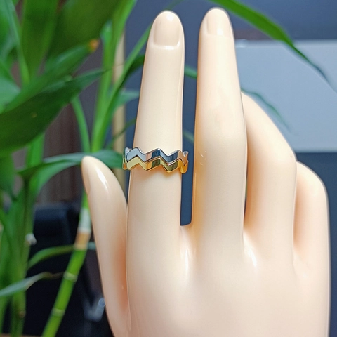 Minimalistischer Wellenförmiger Titanstahl Ring Für Herren Und Damen Polierter Galvanisierter Geometrischer Bandring Mode Unisex Schmuck