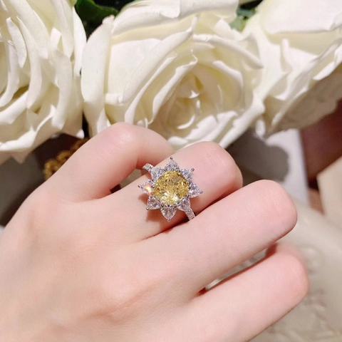 Luxe Zonnebloem Koperen Zirconia Ring Voor Vrouwen Prachtige Gele Ovale Hoofdsteen Met Peervormige Witte Zijstenen Sieraden