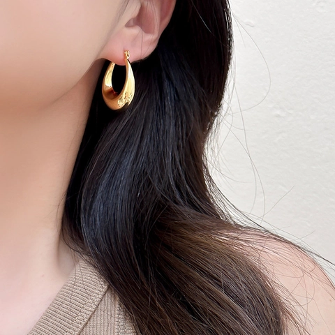Minimalistische Klobige Ovale Creolen Für Damen Spiegelpolierte Metallische U-Förmige Geometrische Ohrringe Mit Stahlstift