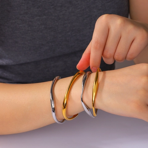 Unregelmäßiger Wellenförmiger Armreif 18K Vergoldeter Edelstahl Verstellbar Minimalistischer Schmuck Für Damen