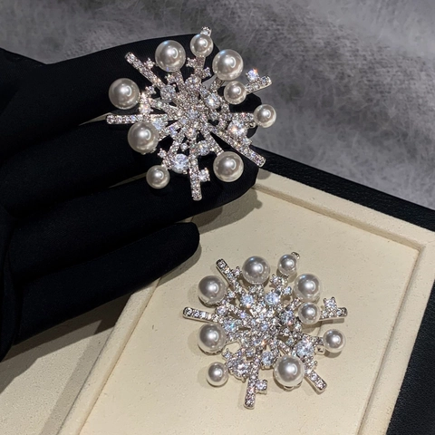 Elegante Spilla A Fiocco Di Neve Per Donna Con Künstliche Perle Sintetiche E Intarsio Di Zirconi Lega Colore Argento