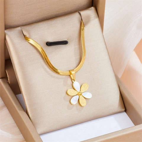 Daisy Flower Pendant Necklace Titanium Steel Flat Herringbone Snake Chain Elegant Versatile Jewelry For Women