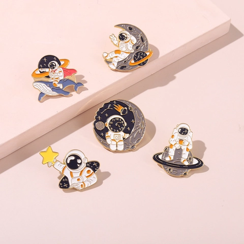 Collezione di Spille in Smalto Astronauta Spaziale Balena Stella Luna Spilla in Lega per Zaino Giacca Gioielli Regalo