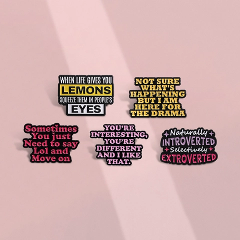 Lustige Englische Zitate Emaille Brosche Legierung Slogan Pins Abzeichen Humorvoller Persönlichkeitsschmuck Für Rucksack Kleidung Denim Jacke Dekor Geschenk Damen