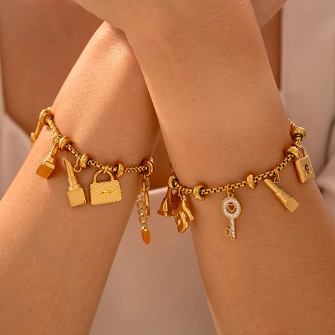 Bracciale Con Ciondoli Moda Da Donna Acciaio Al Titanio Placcato Oro 18K Zirconia Chiave Lucchetto Borsa Rossetto Regolabile