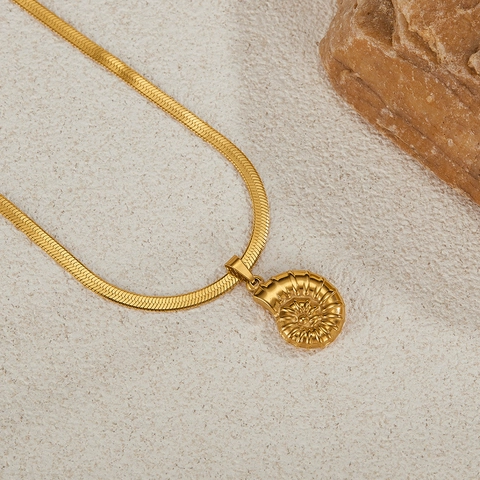 Collana con Pendente a Forma di Conchiglia di Nautilus in Acciaio Inossidabile per Donna Catena a Spina di Pesce Placcata Oro