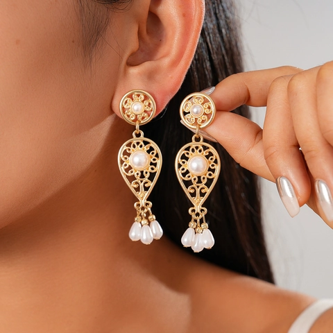 Pendientes De Borla De Gota De Agua Flor Hueca Estilo Palacio Vintage Aleación Con Poste De Plata Perla Artificial Falsa Mujeres