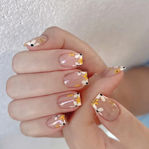 Press On Nails Nude Pink Daisy Flower Pattern Short Square Fake Nails Daily Sweet French Style Plastic Art