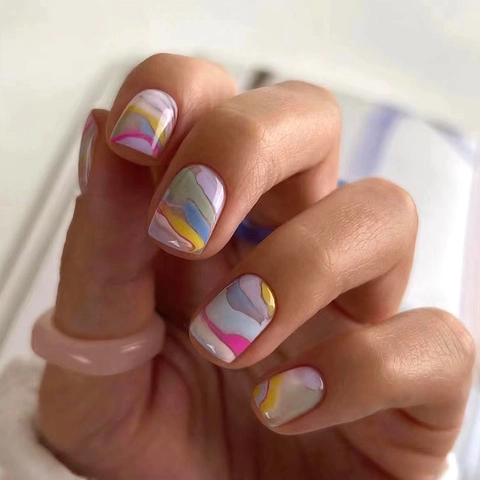 Unghie Finte Corte Quadrate Con Motivo Astratto A Onde Colorate Unghie Artificiali Per Donne Stile Macaron Dipinto