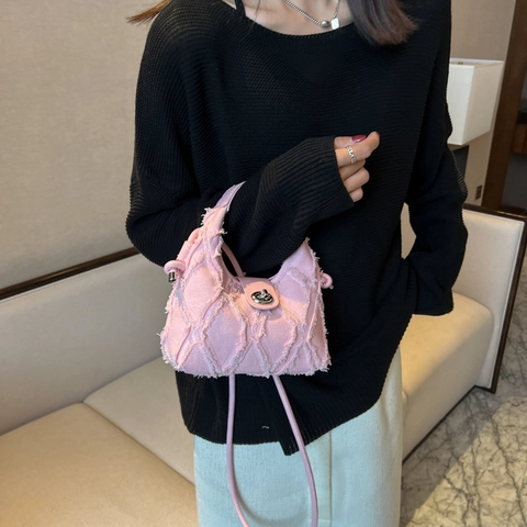 Fringed Denim Crossbody Bag For Women Raw Edge Rhombus Quilted Handbag With Silver Twist Lock Streetwear Chic Shoulder Bag