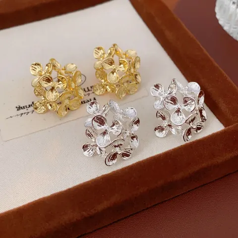 Boucles D'oreilles Puces Fleurs Élégantes En Alliage Métallique Avec Tige En Argent Design Unique Style De Luxe Femme