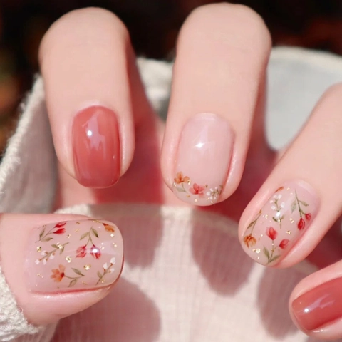 Frische Kleine Florale Press On Nägel Kurz Quadratisch Rund Nude Pink Ziegelrot Glänzende Falsche Nägel Mit Goldfolie