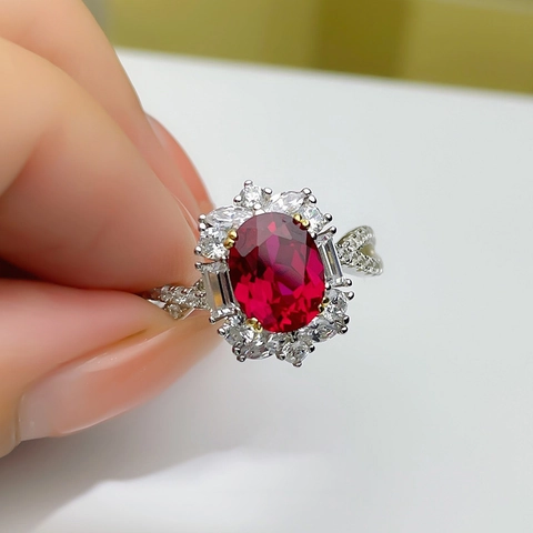 Luxuriöser Ovaler Roter Korund Verstellbarer Offener Ring Für Damen Kupfer Inlaid Funkelnder Weißer Zirkon Eleganter Blumenschmuck