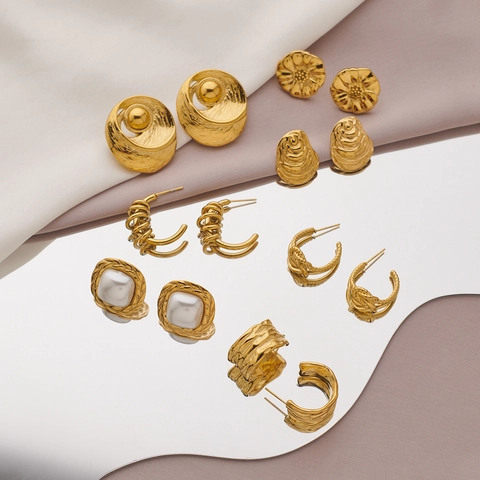 Vintage Stainless Steel Spiral Wrap Hammered Texture Stud Earrings For Women 18K Gold Plated Artificial Pearl C-Shape Earrings Jewelry