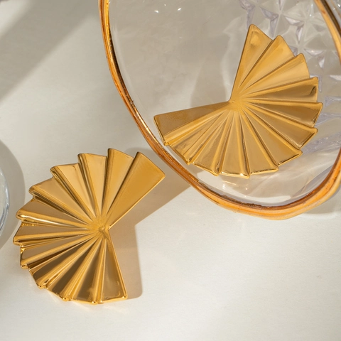Vintage 18K Gold Plated Stainless Steel Pleated Fan Shaped Stud Earrings For Women Hollow Rhinestone Geometric Jewelry Gift