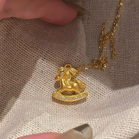 Collier Pendentif Cheval À Bascule En Cuivre Plaqué Or Avec Zircone Étincelante Bijoux De Chaîne De Clavicule Élégants