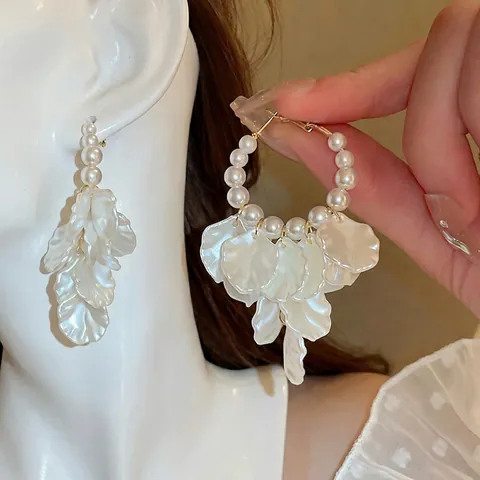 Orecchini A Cerchio Eleganti In Lega Con Künstliche Perle Sintetiche E Petali Bianchi Con Perno In Argento Sterling 925