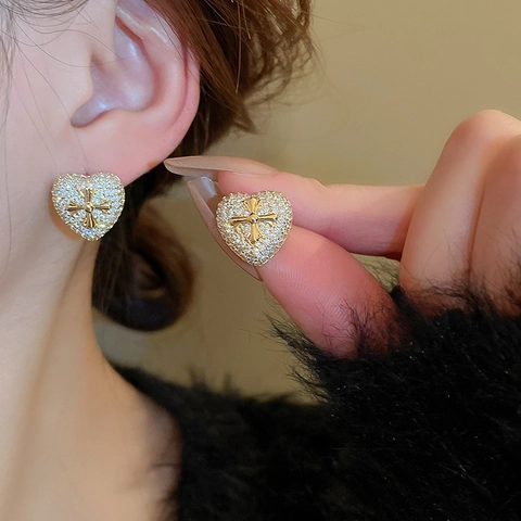 Herzförmige Kupfer Ohrstecker Mit Zirkon Mikropavé Und Kreuzdetail Silber Ohrringstecker Vintage Luxus Für Frauen