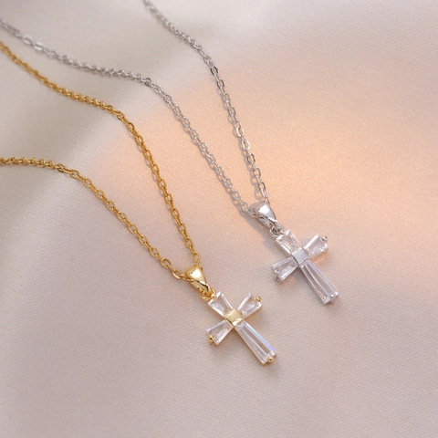 Collana con Pendente a Croce in Acciaio al Titanio per Donna Lucenti Strass Taglio Quadrato Intarsiato Catena per Clavicola Gioielli Regalo