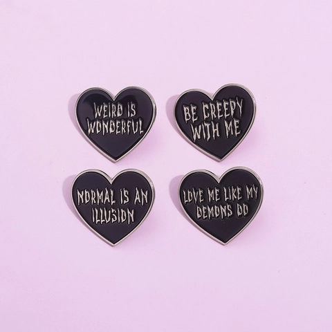 Broche de Corazón de Esmalte Negro Gótico para Mujeres Hombres Aleación Insignia Slogan Weird Is Wonderful Normal Is An Illusion