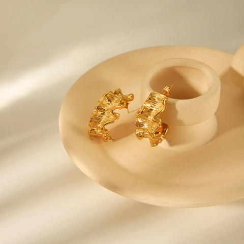 Pendientes Geométricos Irregulares Arrugados Acero Inoxidable Chapado En Oro De 18K Textura Martillada Forma De C Diseño De Hoja Para Mujer