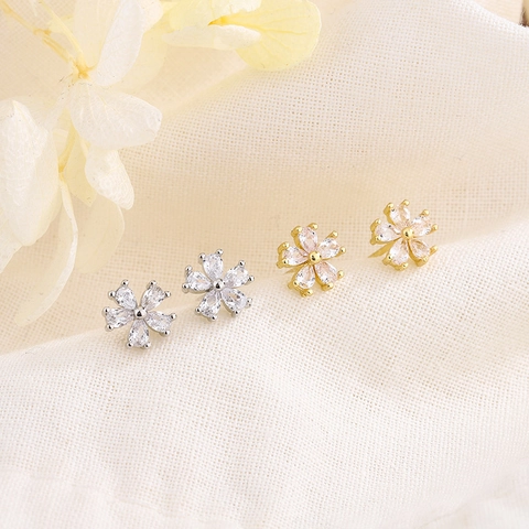 Elegante Bloemblad Oorknopjes Van Koper Met Zirkonia Eenvoudig Bloemenontwerp Voor Dames Geschikt Voor Een Dagelijkse Stijl Sieraden