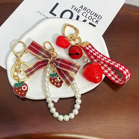 Llavero de Fresa Dulce Lazo de Cinta Colgante de Campana Lindo Pata de Gallo Encanto de Bolso Llavero de Perla Artificial Mujer