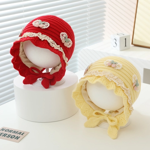Bébé Fille Bonnet En Tricot Avec Bordure En Dentelle Et Décor De Cerise Hiver Chaud Coupe-vent En Acrylique