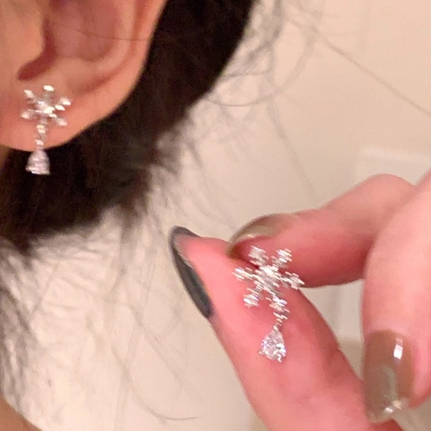 Snowflake Dangle Earrings With Water Drop Zircon Pendant Copper Alloy Silver Earring Post For Women Winter Fashion Jewelry