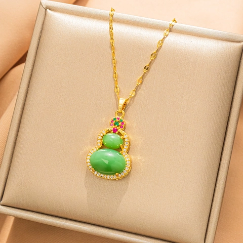 Squisita Collana con Pendente Hulu in Acciaio al Titanio Zucca Fortunata con Intarsio di Pietre Preziose Artificiali Verdi e Strass Oro per Donna