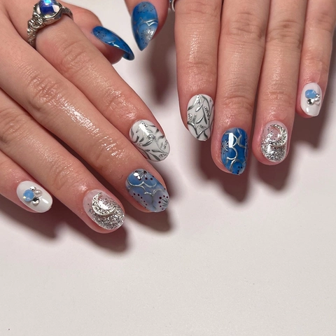 Short Round Press On Nails Glossy Blue White Silver Moon Floral Design Artificial Fake Nails With Rhinestone Glitter