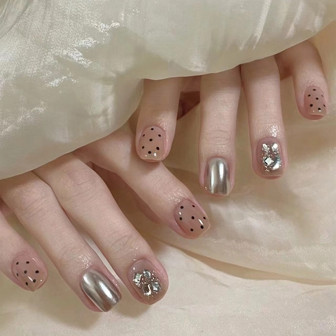 Faux Ongles Faits Main Base Nude Pois Noirs Miroir Argenté Strass Ongles Artificiels Pour Femmes